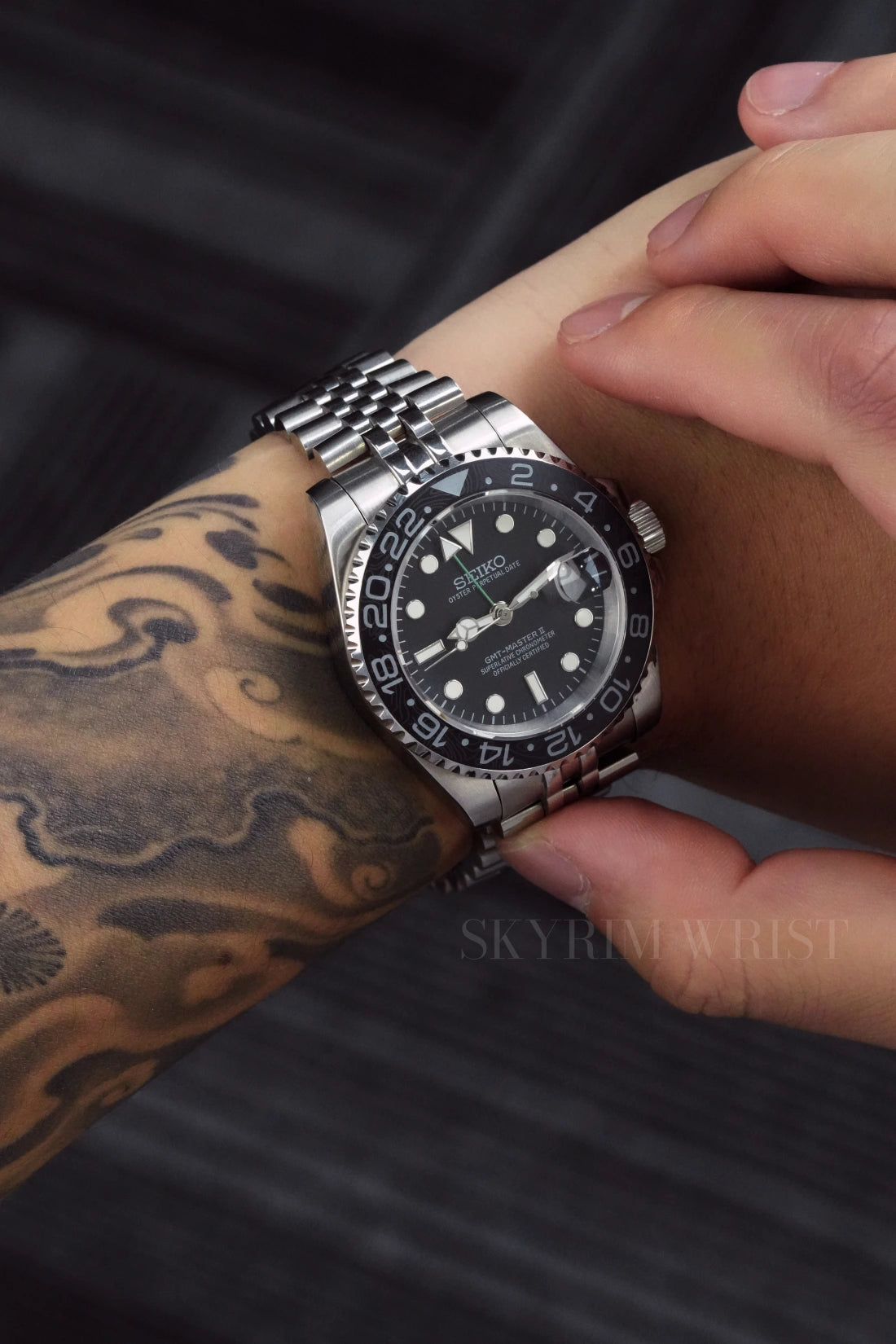 Mod GMT-Master II Bruce Wayne-Carbon Fiber Bezel - SKYRIM WRIST