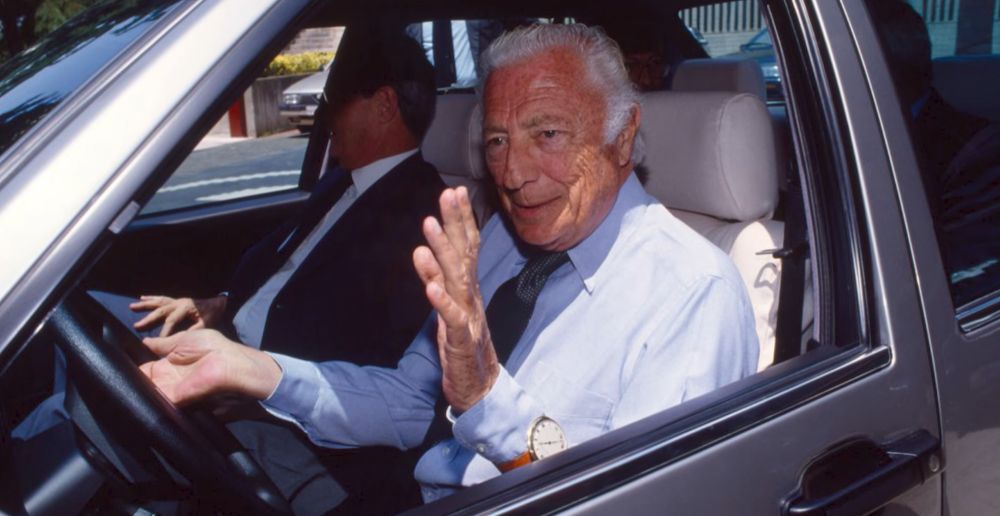 Image of Gianni Agnelli watch-over-the-cuff style
